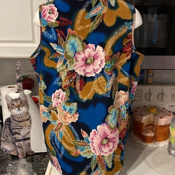 D womens Maggie Sweet sleeveless floral plus size top 1X. EUC - Picture 2 of 3